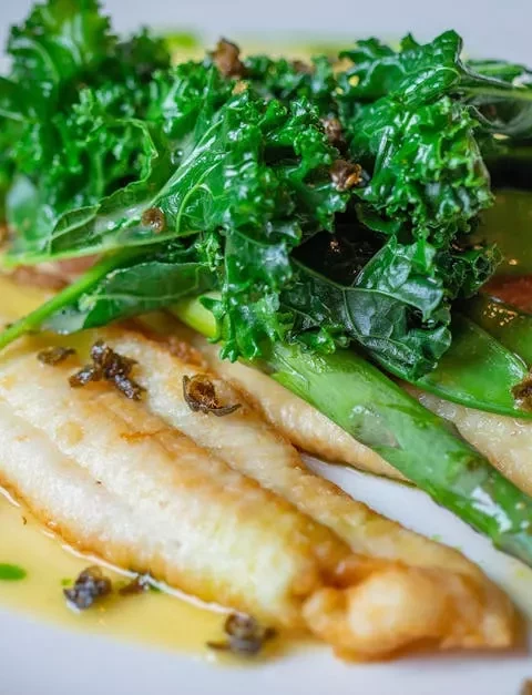 Heerlijk Tongfilet met Romige Asperges en Spinaziestoemp 🌿 Heerlijk Tongfilet met Romige Asperges en Spinaziestoemp 🌿