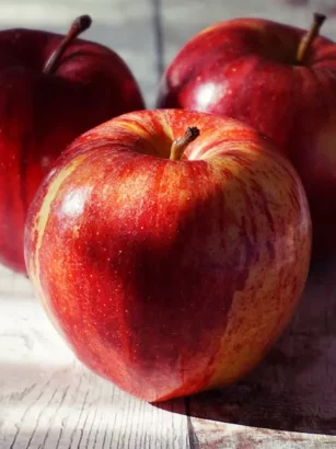 Heerlijke Appeltaart met een Rode Bessen Twist 🍏🫐
