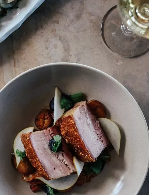Heerlijke Varkensmignonette met Andijvie in Mosterdsaus 🍽️