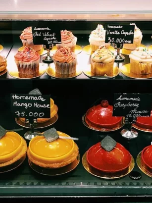 Speels en Zoet: Lavacrème Dessert met Rode Vruchten 🍮