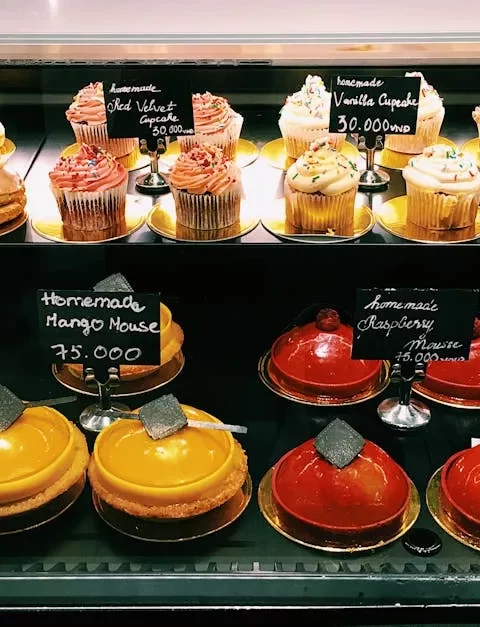 Speels en Zoet: Lavacrème Dessert met Rode Vruchten 🍮