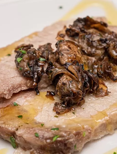 Verrukkelijk Varkenshaasje met Prei en Smeltende Kaas 🧀 Verrukkelijk Varkenshaasje met Prei en Smeltende Kaas 🧀