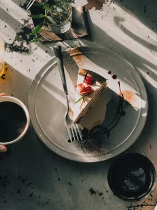 Vier Met Een Heerlijke Aardbeien Kaastaart! 🍓🎂 Vier Met Een Heerlijke Aardbeien Kaastaart! 🍓🎂