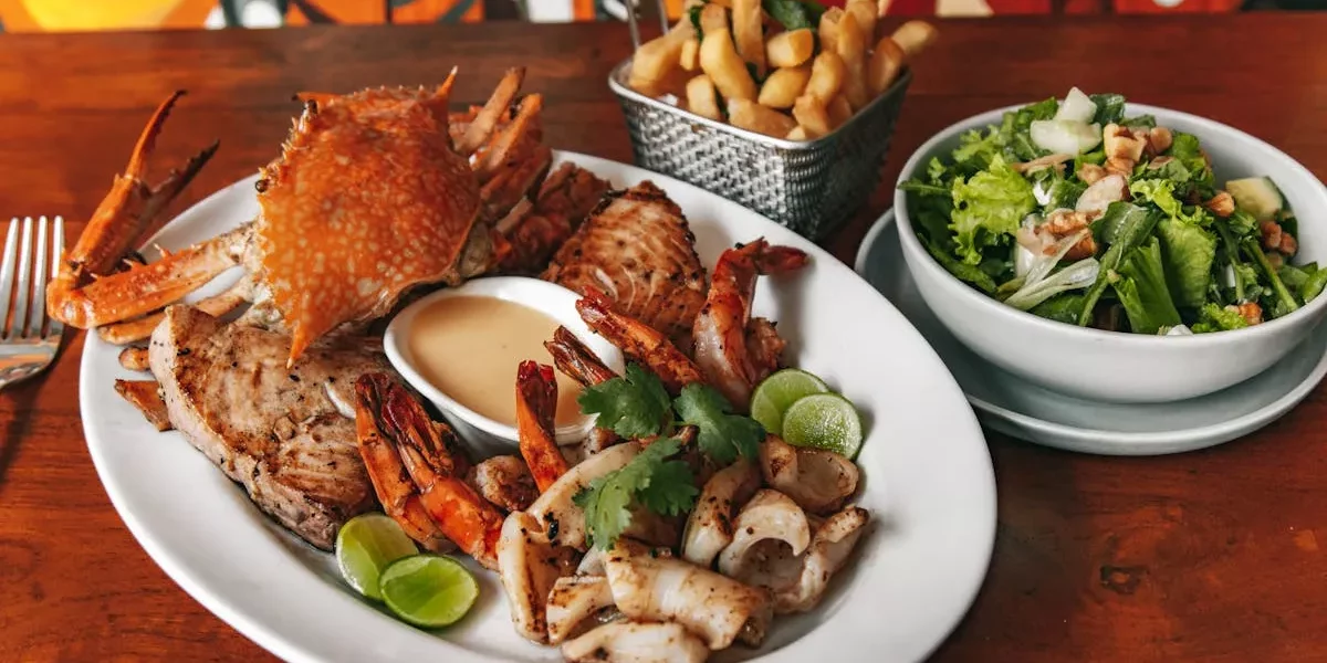 Vier op Één Rij: Hemelse Zeevruchtensalade in Laagjes 🐟🍤