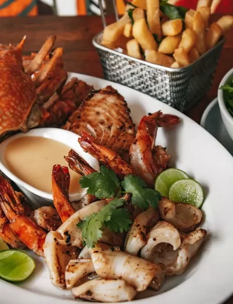 Vier op Één Rij: Hemelse Zeevruchtensalade in Laagjes 🐟🍤